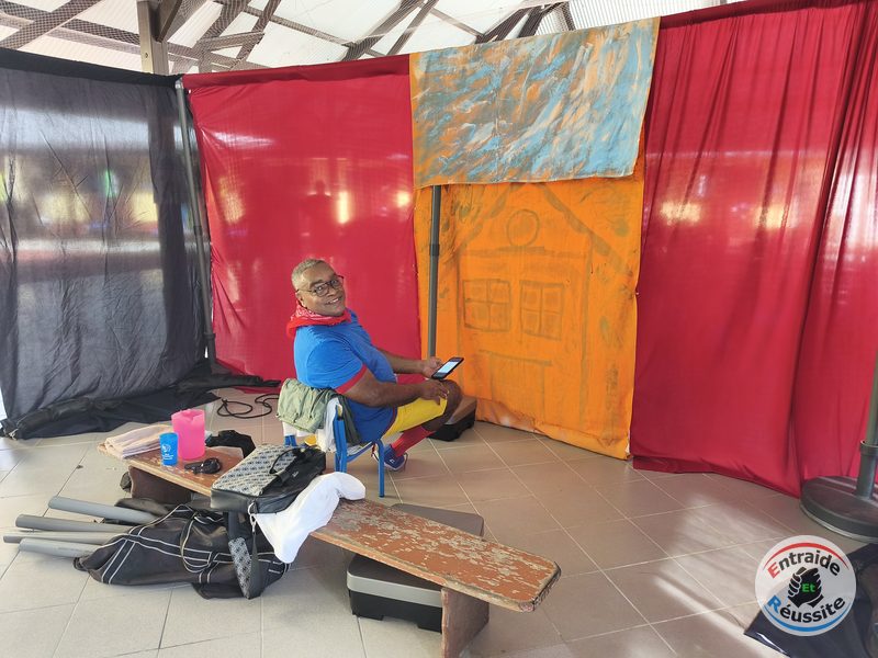 Le décor du spectacle installé sous le préau