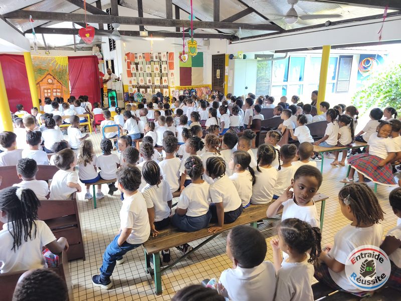 Les classes assises devant la scène
