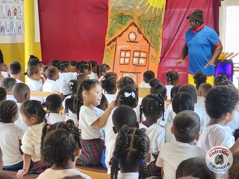Le comédien s'adresse aux classes