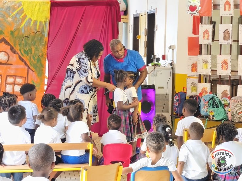 Un élève invité près de la scène