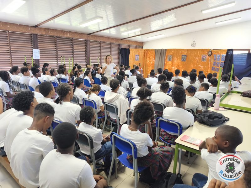 Les collégiens installés devant la scène