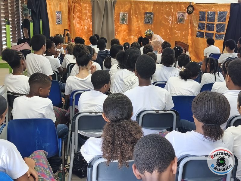Le public de collégiens, attentif