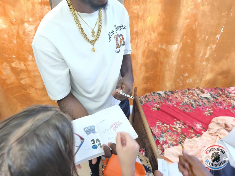 Un autographe sur le carnet d'une élève
